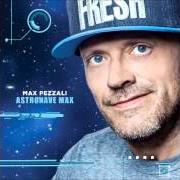 The lyrics LA PRIMA IN BASSO of MAX PEZZALI is also present in the album Astronave max (2015)