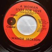 The lyrics STAND BY YOUR MAN of WANDA JACKSON is also present in the album A woman lives for love (1970)