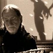 The lyrics SOMEBODY PICK UP MY PIECES of WILLIE NELSON is also present in the album Teatro (1998)