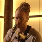 The lyrics CAN I BE ENOUGH of NEWTON FAULKNER is also present in the album Human love (2015)