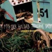 The lyrics BATTERI GENERATOR of UNDER BYEN is also present in the album Det er mig der holder traeerne sammen (2002)