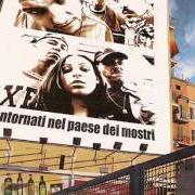 The lyrics LA MACCHINA DEL TEMPO of GLI INQUILINI is also present in the album Bentornati nel paese dei mostri (2003)