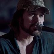 The lyrics SUNDAY MORNING COMING DOWN of BILLY RAY CYRUS is also present in the album Thin line (2016)