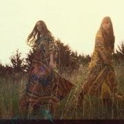 The lyrics KING OF THE WORLD of FIRST AID KIT is also present in the album The lion's roar (2012)
