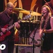 The lyrics ROLLIN' AND TUMBLIN' of TEDESCHI TRUCKS BAND is also present in the album Everybody's talkin' (2012)