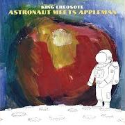 The lyrics THE LONG FADE of KING CREOSOTE is also present in the album Astronaut meets appleman (2016)