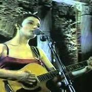The lyrics BESAME GIUDA of CARMEN CONSOLI is also present in the album L'anfiteatro e la bambina impertinente (2001)