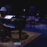 The lyrics (YOU MAKE ME FEEL LIKE A) NATURAL WOMAN of CAROLE KING is also present in the album The living room tour (2005)