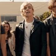 The lyrics CALI GIRLS of R5 is also present in the album Louder (2013)