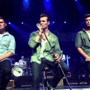 The lyrics SHE HATES ME (LIVE) of THE BASEBALLS is also present in the album Strings 'n' stripes (2011)
