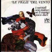 The lyrics SUGLI SUGLI BANE BANE of LE FIGLIE DEL VENTO is also present in the album I carciofi son maturi se li mangi poco duri (1973)