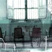 The lyrics IL CIMITERO DEI SEMPLICI of RHUMORNERO is also present in the album Il cimitero dei semplici (2012)