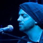 The lyrics BE'CHAMESH SHNIYOT (IN FIVE SECONDS) of IDAN RAICHEL is also present in the album At the edge of the beginning (2016)