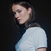 The lyrics DONT FEEL LIKE CRYING of SIGRID is also present in the album Sucker punch (2019)