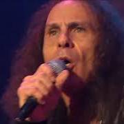 The lyrics CAUGHT IN THE MIDDLE of DIO is also present in the album Holy diver live (2006)