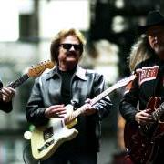 The lyrics LITTLE PRAYER of THE DOOBIE BROTHERS is also present in the album World gone crazy (2010)