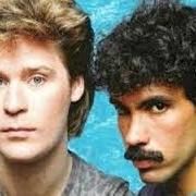 The lyrics OUT OF TOUCH of HALL & OATES is also present in the album Behind the music (2002)