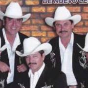 The lyrics CRUZ DE DOLOR of LOS INVASORES DE NUEVO LEON is also present in the album No soy de palo (2003)