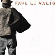 The lyrics FARE LE VALIGIE of LUCA CARBONI is also present in the album Fare le valigie