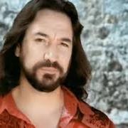 The lyrics QUE TE QUIERAN MÁS QUE YO of MARCO ANTONIO SOLIS is also present in the album Tu amor o tu desprecio (2003)