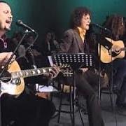 The lyrics LOS PERIÓDICOS DE MAÑANA of M-CLAN is also present in the album Sin enchufe (2001)