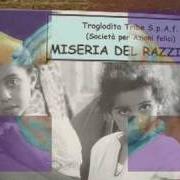 The lyrics EL PUEBLO ENTIENDE LA POESIA of MERCANTI DI LIQUORE is also present in the album La musica dei poveri (2002)