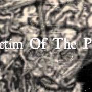 The lyrics BENEATH BROKEN EARTH of PARADISE LOST is also present in the album The plague within (2015)