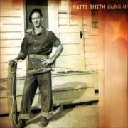 The lyrics STRANGE MESSENGERS of PATTI SMITH is also present in the album Gung ho (2000)