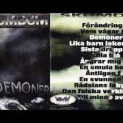 The lyrics LIKA BARN LEKER BÄST of SKUMDUM is also present in the album Demoner (1997)