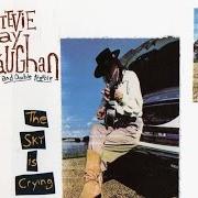 The lyrics CHITLINS CON CARNE of STEVIE RAY VAUGHAN is also present in the album The sky is crying (1991)