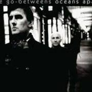The lyrics THE STATUE of THE GO-BETWEENS is also present in the album Oceans apart (2006)