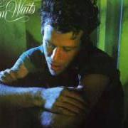 The lyrics RED SHOES BY THE DRUGSTORE of TOM WAITS is also present in the album Blue valentine (1978)