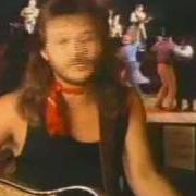 The lyrics I'M GONNA BE SOMEBODY of TRAVIS TRITT is also present in the album Country club (1990)