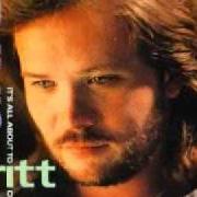The lyrics DON'T GIVE YOUR HEART TO A RAMBLER of TRAVIS TRITT is also present in the album It's all about to change (1991)