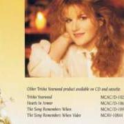 The lyrics LET IT SNOW! LET IT SNOW! LET IT SNOW! of TRISHA YEARWOOD is also present in the album The sweetest gift (1994)