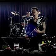 The lyrics ENDLESS NIGHT of TRIVIUM is also present in the album The sin and the sentence (2017)