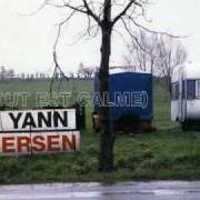 The lyrics PLUS AU SUD of YANN TIERSEN is also present in the album Tout est calme (1999)
