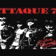 The lyrics HAY UNA BOMBA EN EL COLEGIO of ATTAQUE 77 is also present in the album Dulce navidad (1989)