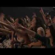 The lyrics FERMI CON LE MANI of FABRIZIO MORO is also present in the album Moro - atlantico live (2011)