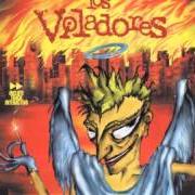 The lyrics MIRANDO LA GUERRA POR T.V. of LOS VIOLADORES is also present in the album Otra patada en los huevos (1996)