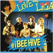 The lyrics NEL GRANDE CIELO BLU of BEE HIVE is also present in the album Love me licia e i bee hive (1986)