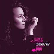 The lyrics MAKING LOVE of TRIJNTJE OOSTERHUIS is also present in the album Everchanging times (2021)