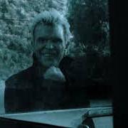The lyrics BABY PUT YOUR CLOTHES BACK ON of BILLY IDOL is also present in the album The roadside (2021)