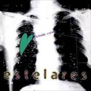 The lyrics FRESCOS COMO UVAS of ESTELARES is also present in the album Extraño lugar