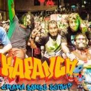 The lyrics EL CUENTO DE LOS TRES KOVANYS of KAPANGA is also present in the album ¿mama dónde estoy? (2014)