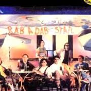 The lyrics HASTA QUE TODO SE DERRUMBE of LOS PERICOS is also present in the album Rab a dab stail (1990)
