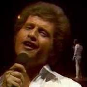 The lyrics LES PLUS BELLES ANNÉES DE MA VIE of JOE DASSIN is also present in the album A l'olympia (1974)