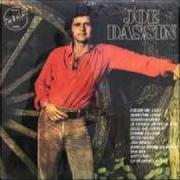 The lyrics ALORS QU'EST-CE QUE C'EST? of JOE DASSIN is also present in the album Le costume blanc (1975)