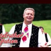 The lyrics MUSS I DENN ZUM STÄDTELE HINAUS of KASTELRUTHER SPATZEN is also present in the album Heimat - deine lieder (2015)