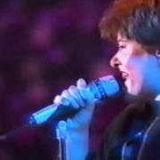 The lyrics QUELLO CHE LE DONNE NON DICONO - FIORELLA MANNOIA of SANREMO 1987 is also present in the album Sanremo 1987